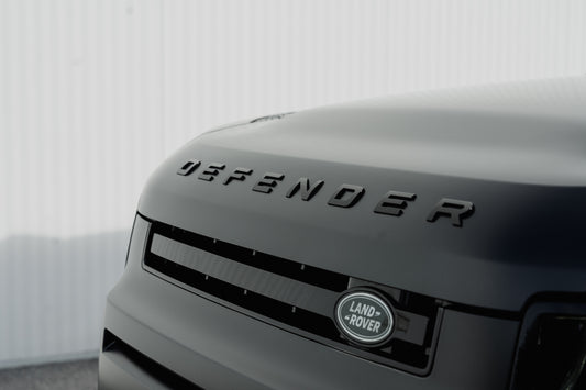 „DEFENDER“ Schriftzug – Motorhaube